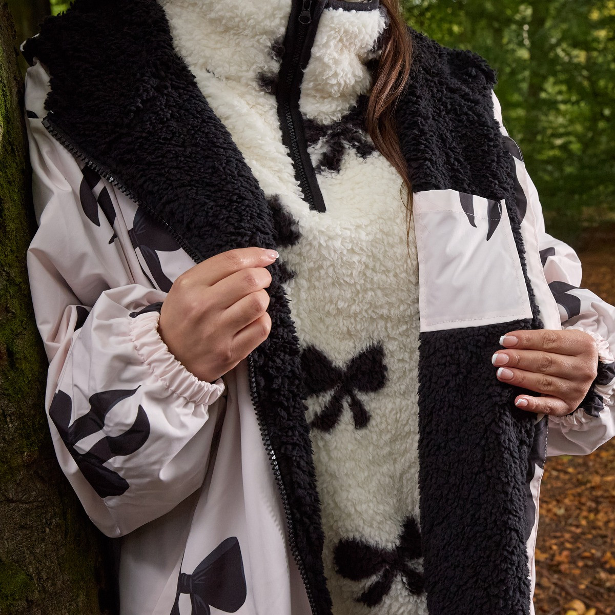 OHS Adult Water Resistant Sherpa Bow Print Drying Robe - Monochrome>