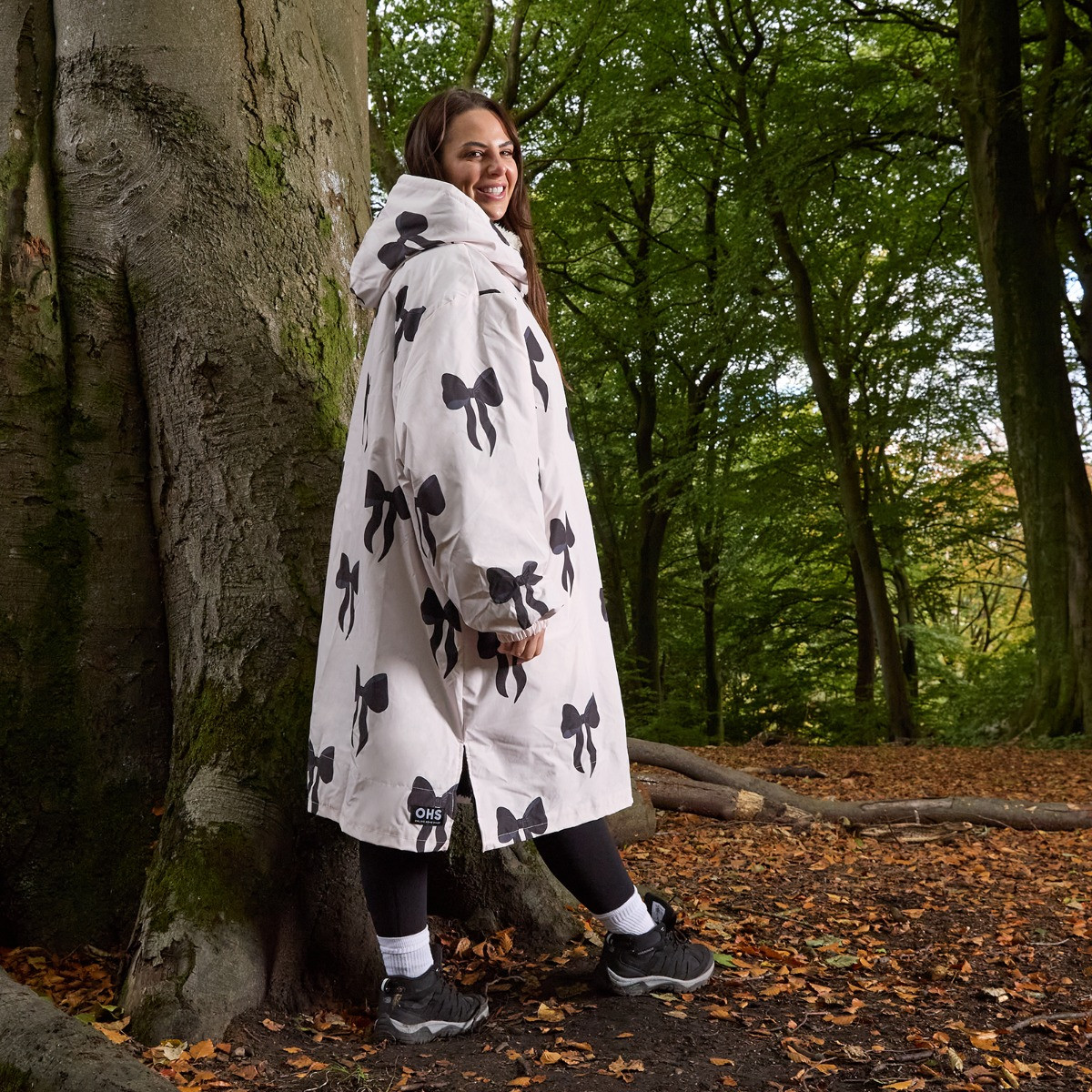 OHS Adult Water Resistant Sherpa Bow Print Drying Robe - Monochrome>