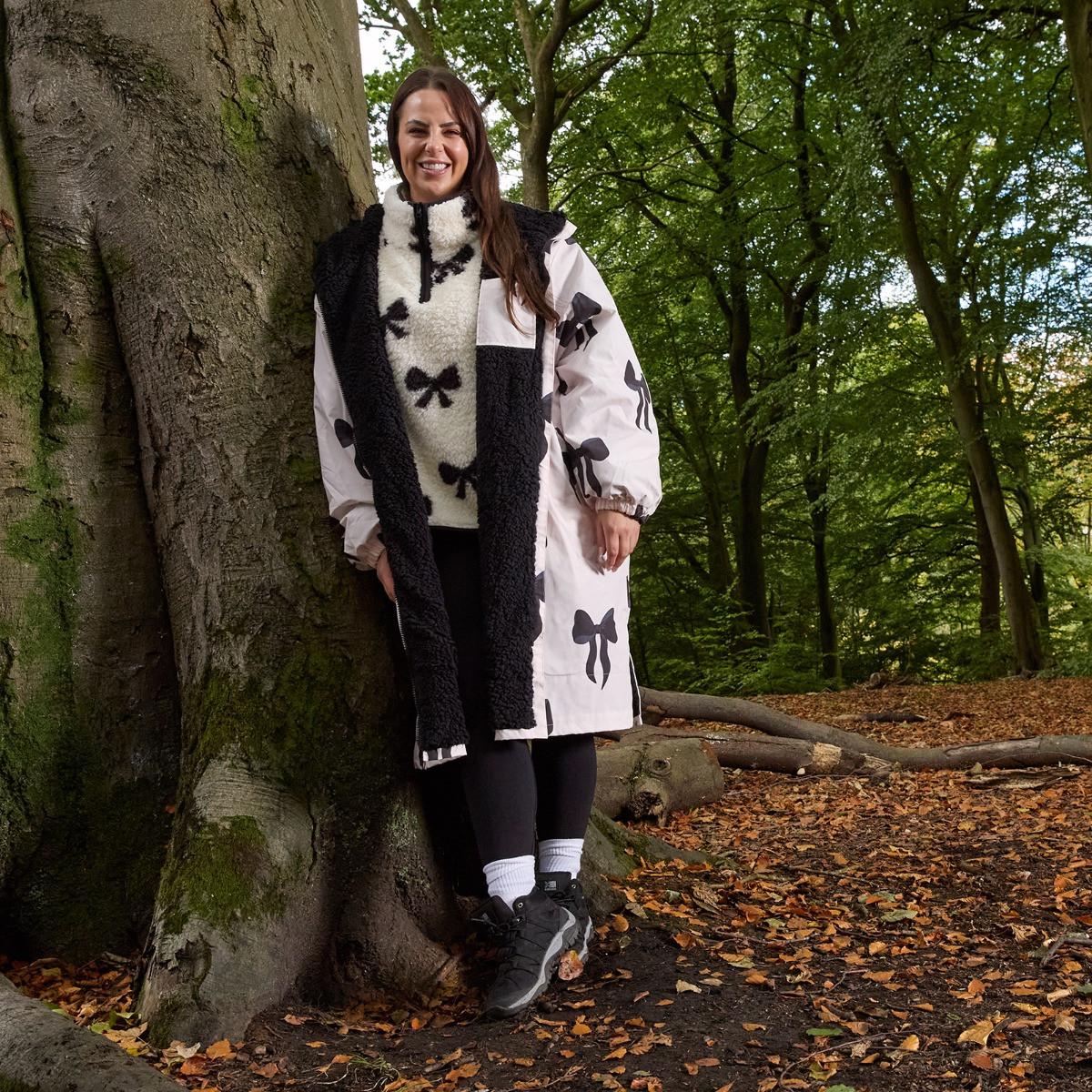 OHS Adult Water Resistant Sherpa Bow Print Drying Robe - Monochrome>