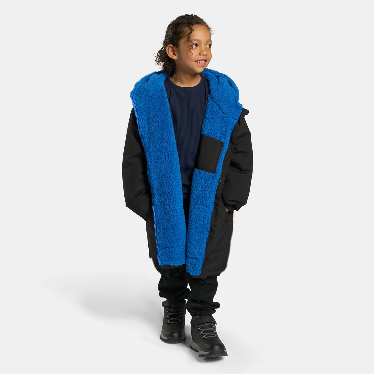 OHS Kids Water Resistant Sherpa Drying Robe, Black/Blue - Large/Extra Large>