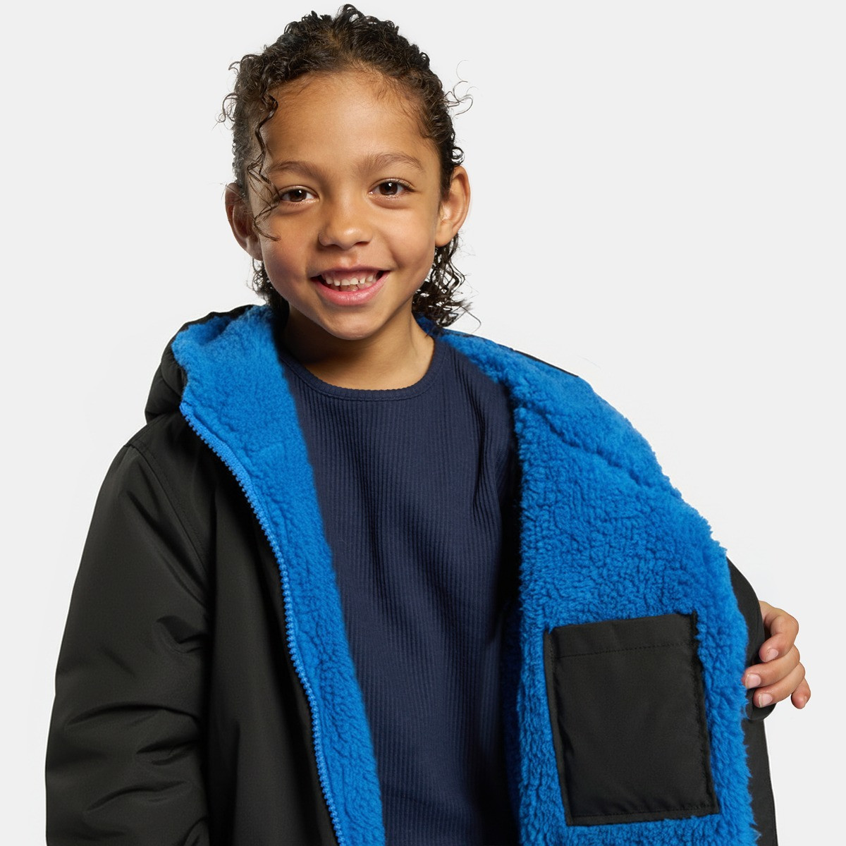 OHS Kids Water Resistant Sherpa Drying Robe, Black/Blue - Large/Extra Large>