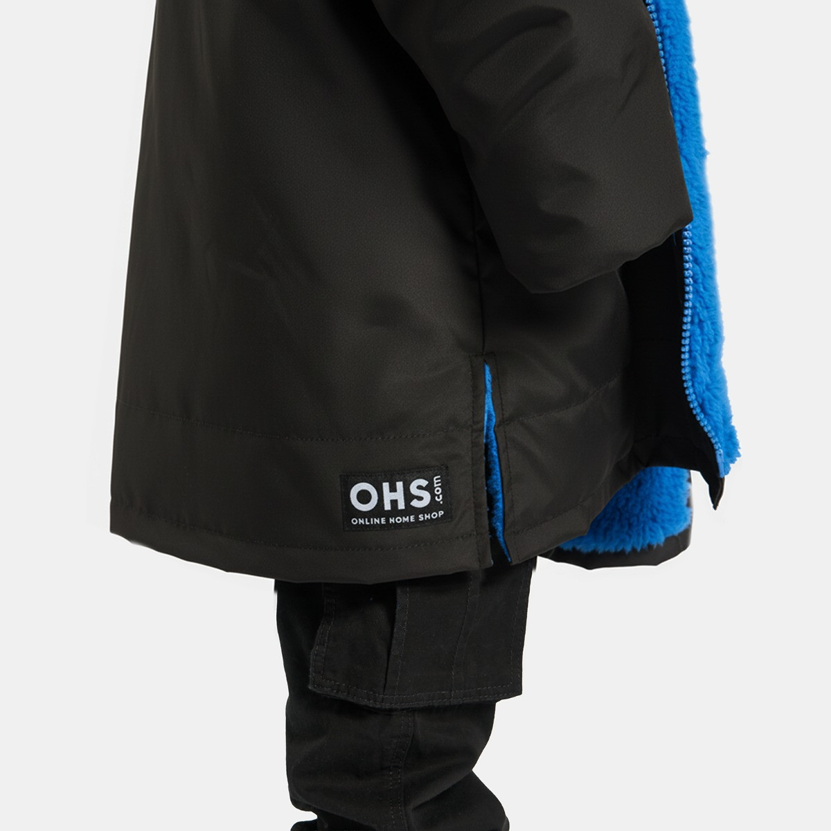 OHS Kids Water Resistant Sherpa Drying Robe, Black/Blue - Large/Extra Large>