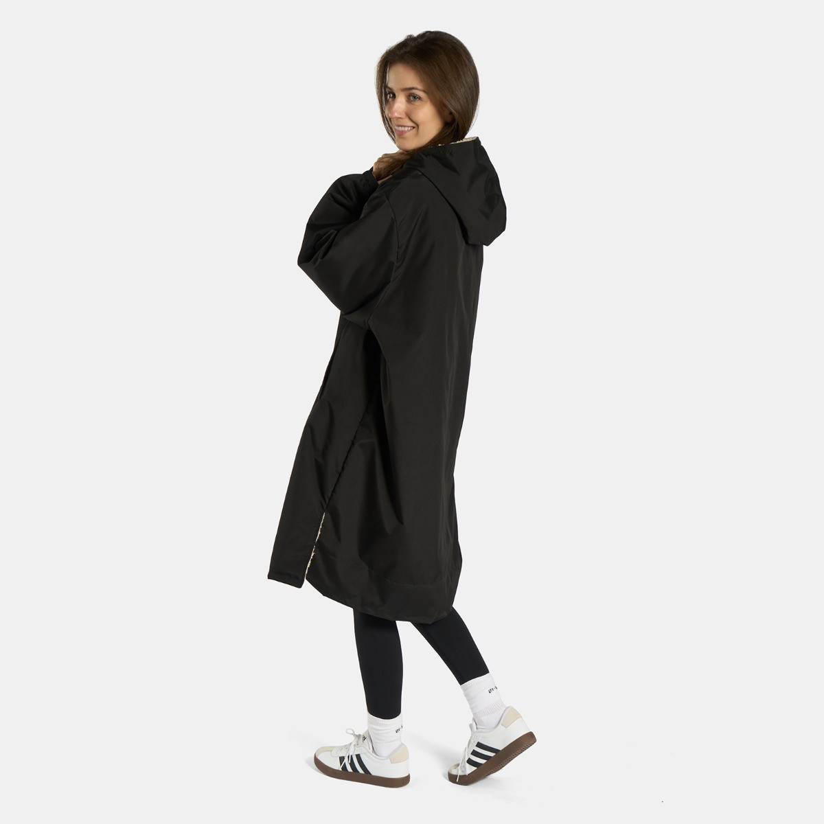 OHS Adults Water Resistant Sherpa Drying Robe - Black/Beige>