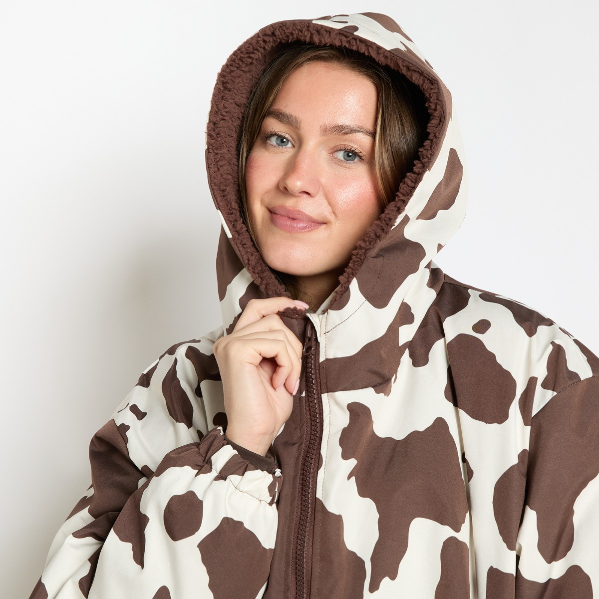 OHS Adults Water Resistant Cow Print Sherpa Drying Robe - Brown/Cream>