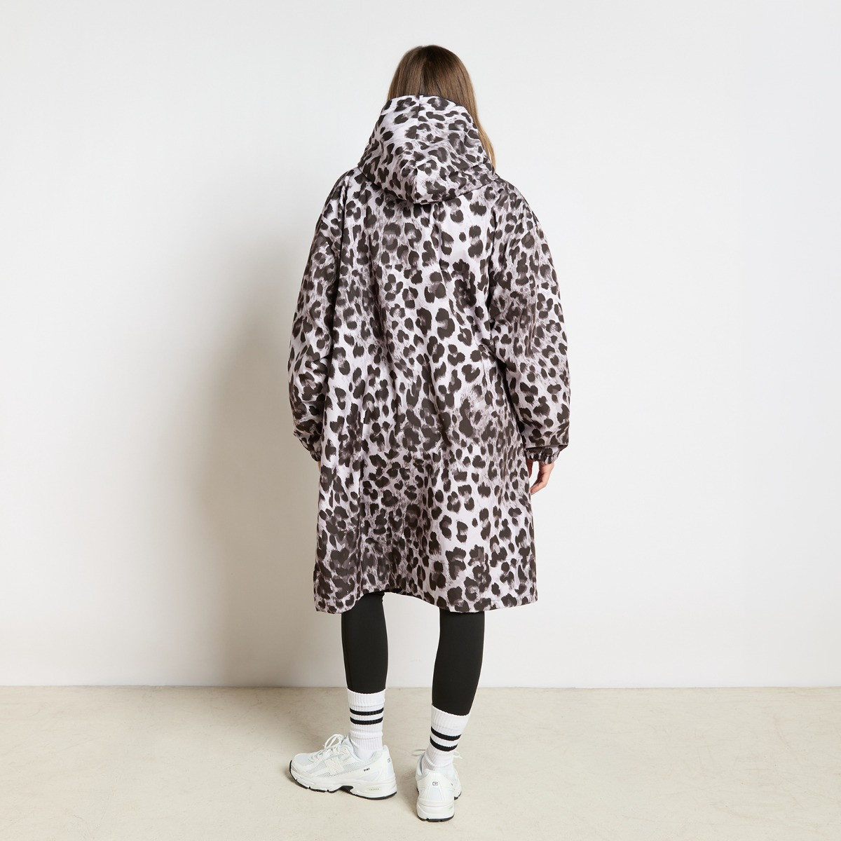 OHS Adults Water Resistant Leopard Print Sherpa Drying Robe - Monochrome>
