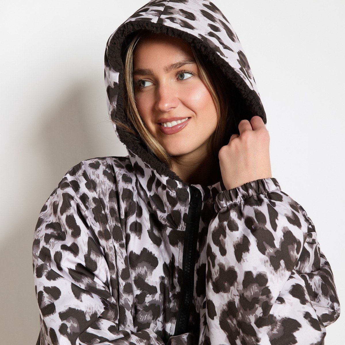 OHS Adults Water Resistant Leopard Print Sherpa Drying Robe - Monochrome>