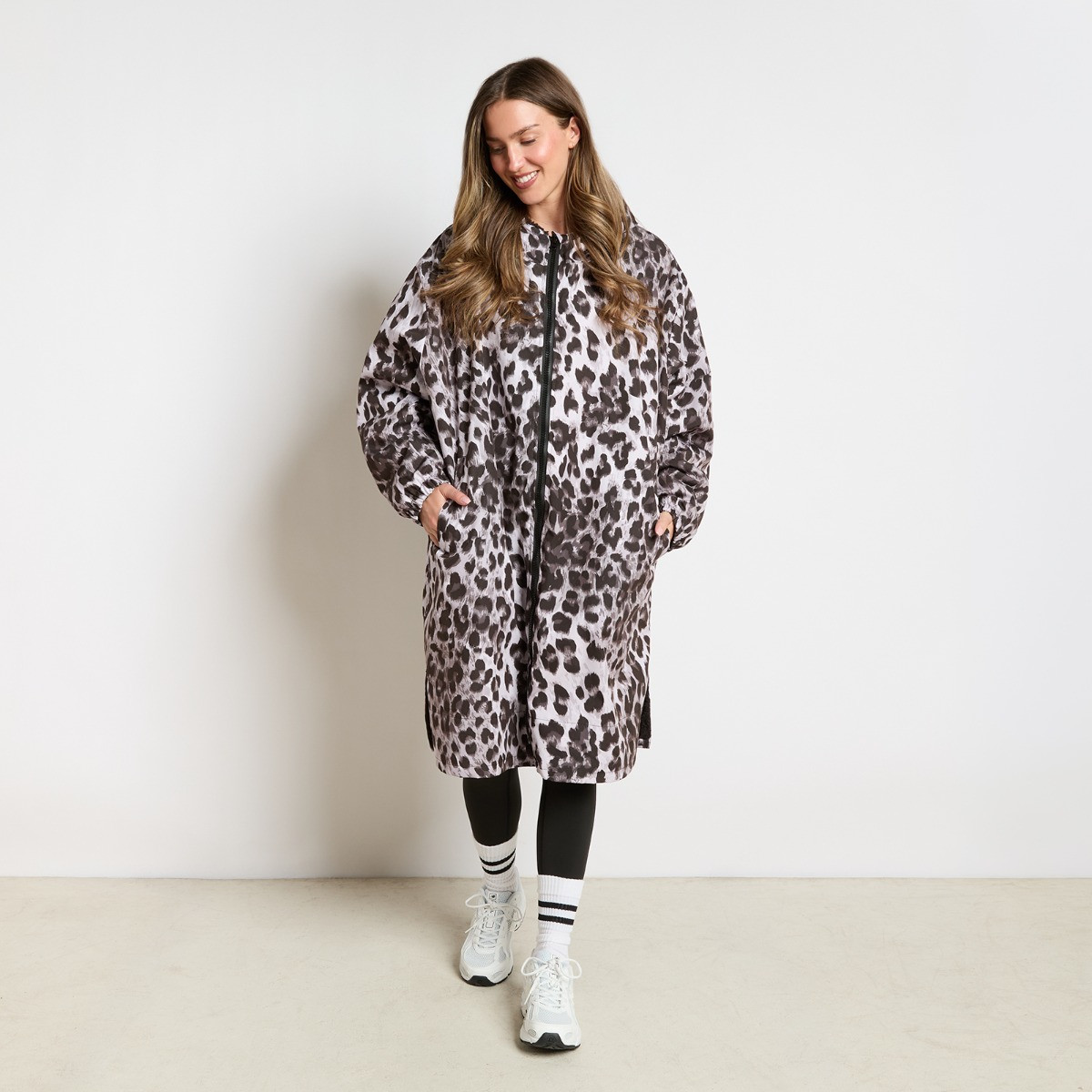OHS Adults Water Resistant Leopard Print Sherpa Drying Robe, Monochrome - Large/Extra Large>