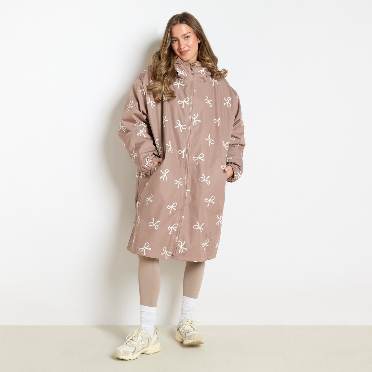 OHS Adults Water Resistant Bow Print Sherpa Drying Robe - Mink>
