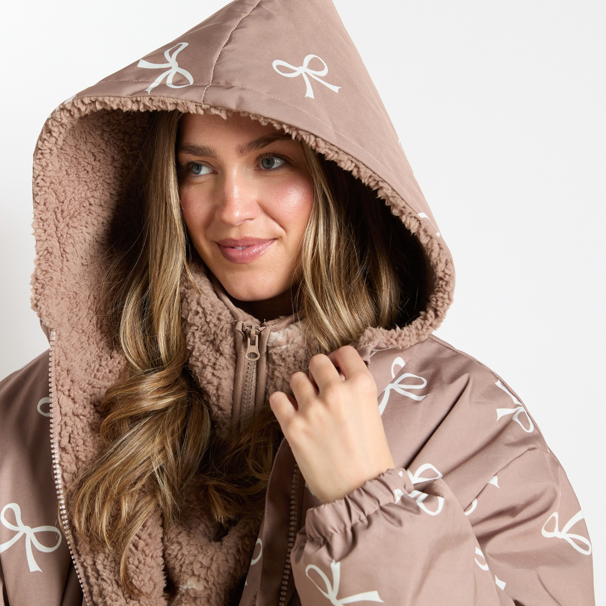 OHS Adults Water Resistant Bow Print Sherpa Drying Robe - Mink>