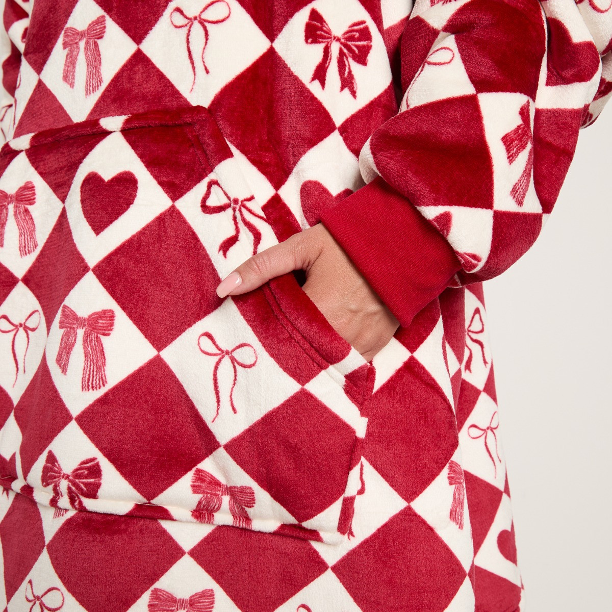 OHS Cosy Adults Heart Harlequin Print Hoodie Blanket - Red>