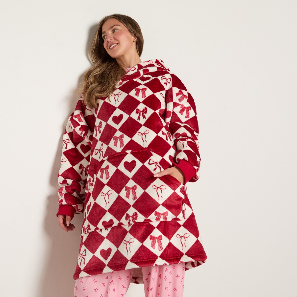 OHS Cosy Adults Heart Harlequin Print Hoodie Blanket - Red>