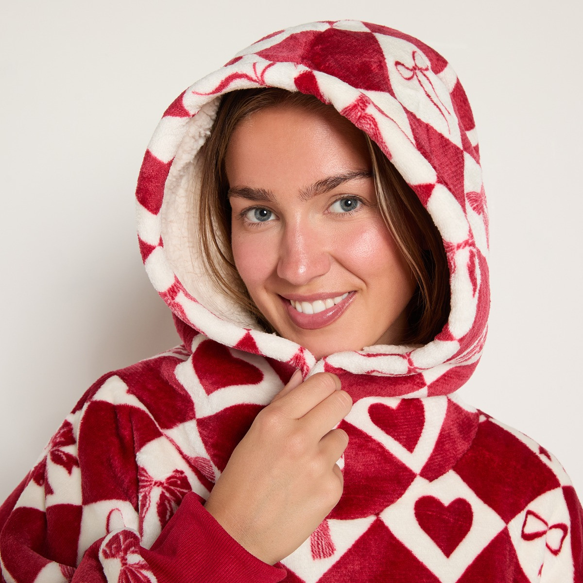 OHS Cosy Adults Heart Harlequin Print Hoodie Blanket - Red>