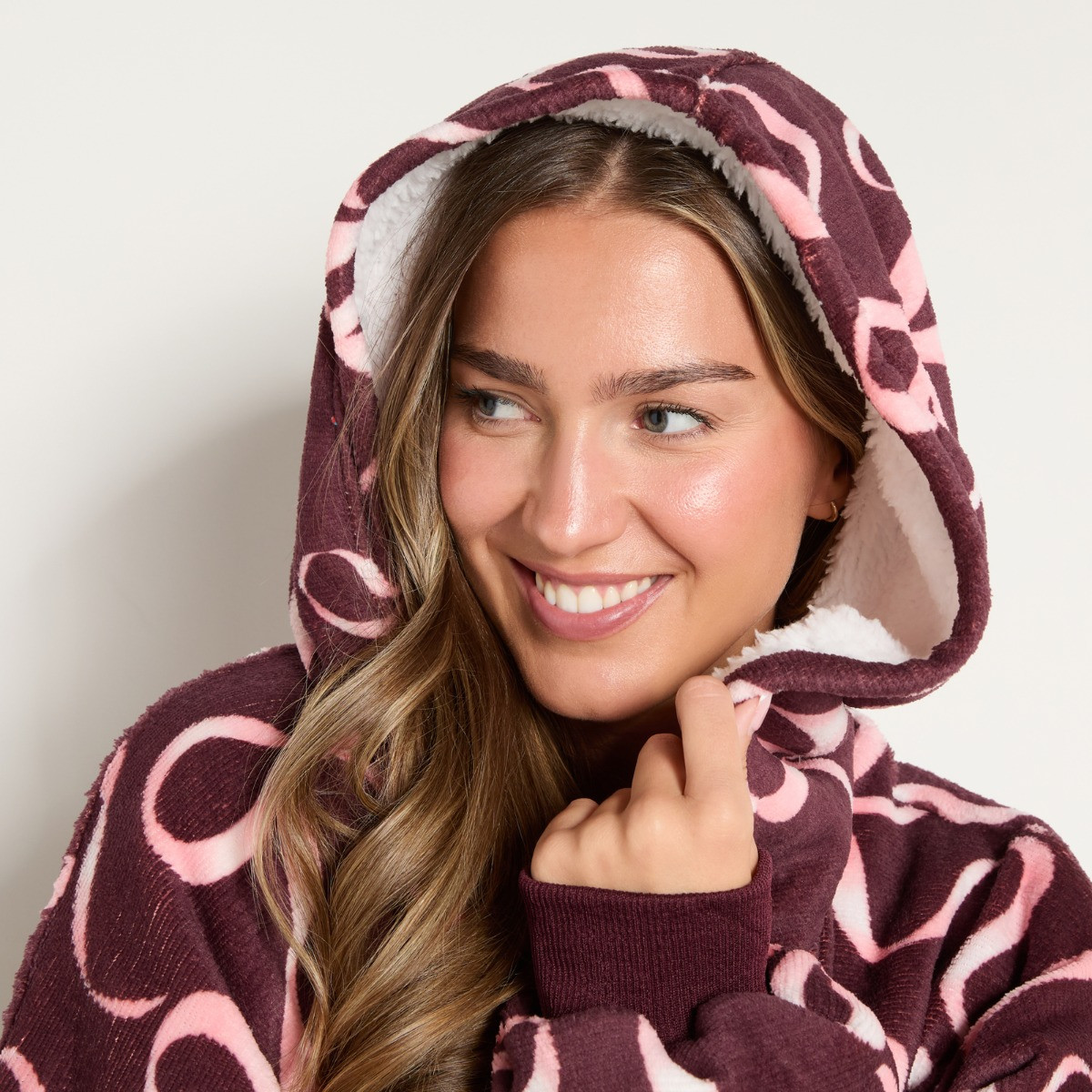 OHS Ribbon Bow Print Electric Heated Hoodie Blanket - Burgundy/Pink>
