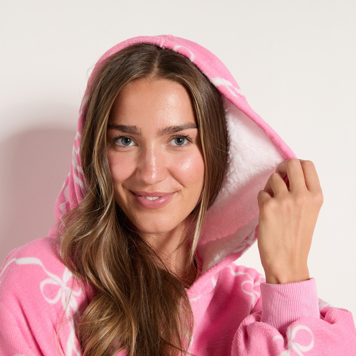 OHS Lattice Bow Print Electric Heated Hoodie Blanket - Pink>