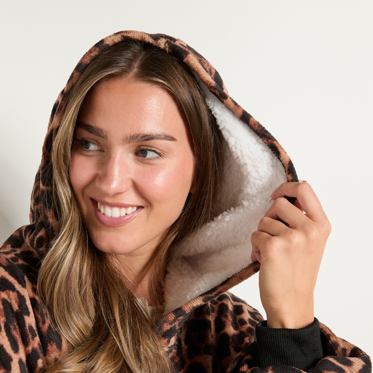 OHS Leopard Print Electric Heated Hoodie Blanket - Natural>