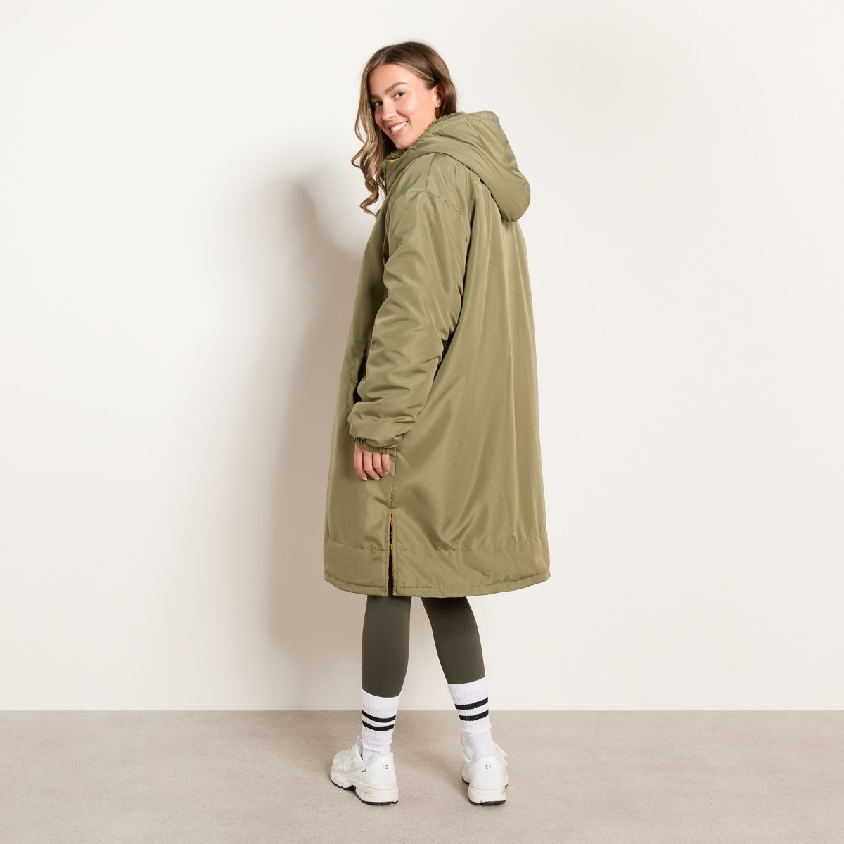 OHS Adults Water Resistant Sherpa Drying Robe - Khaki/Orange>