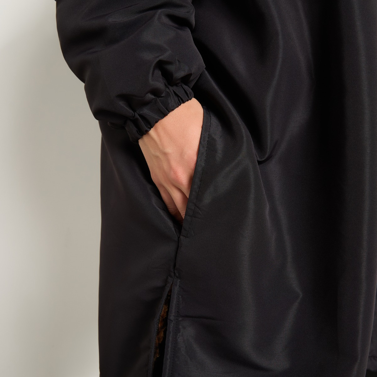 OHS Adult Water Resistant Sherpa Drying Robe - Black/Leopard>