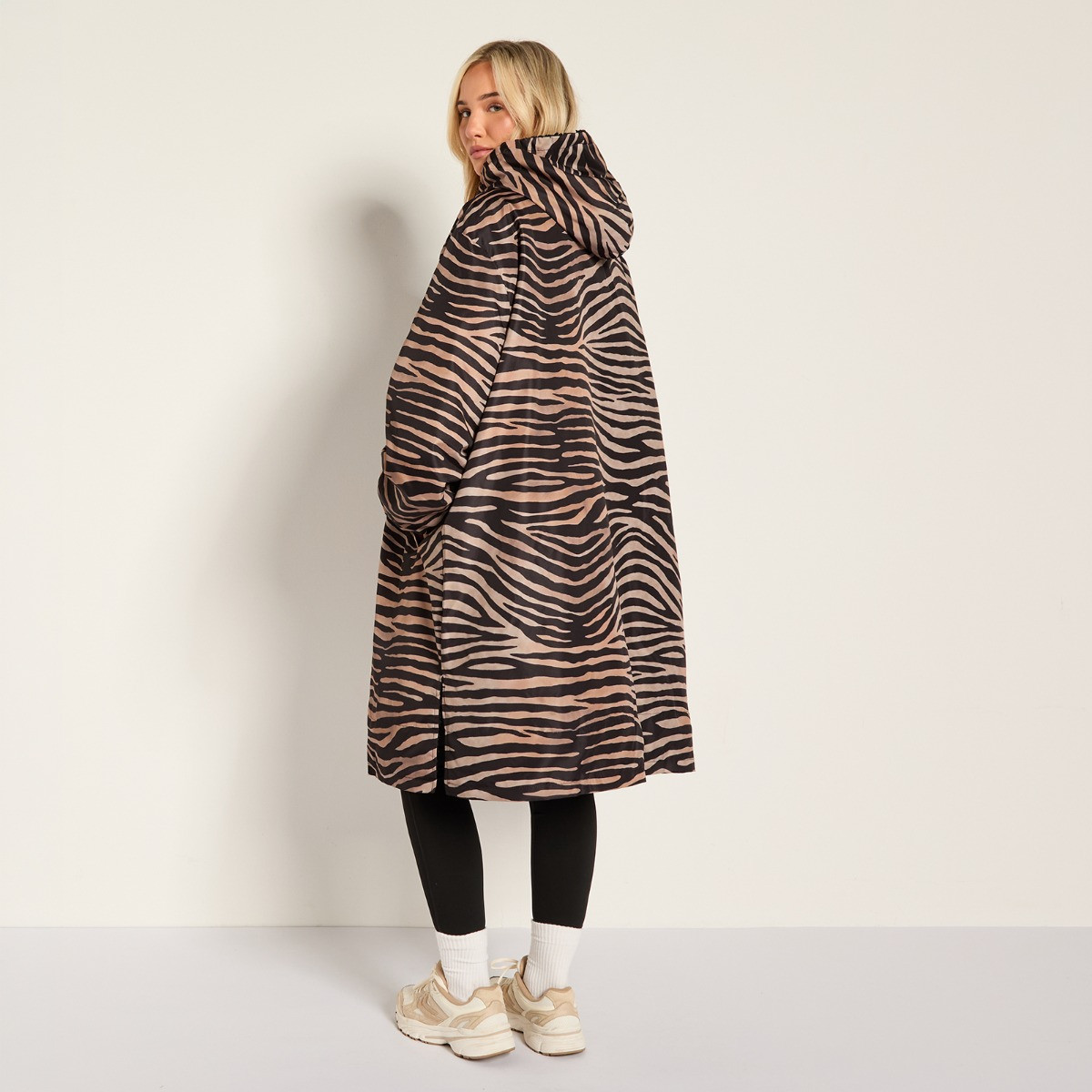 OHS Adults Water Resistant Zebra Print Sherpa Drying Robe - Natural>
