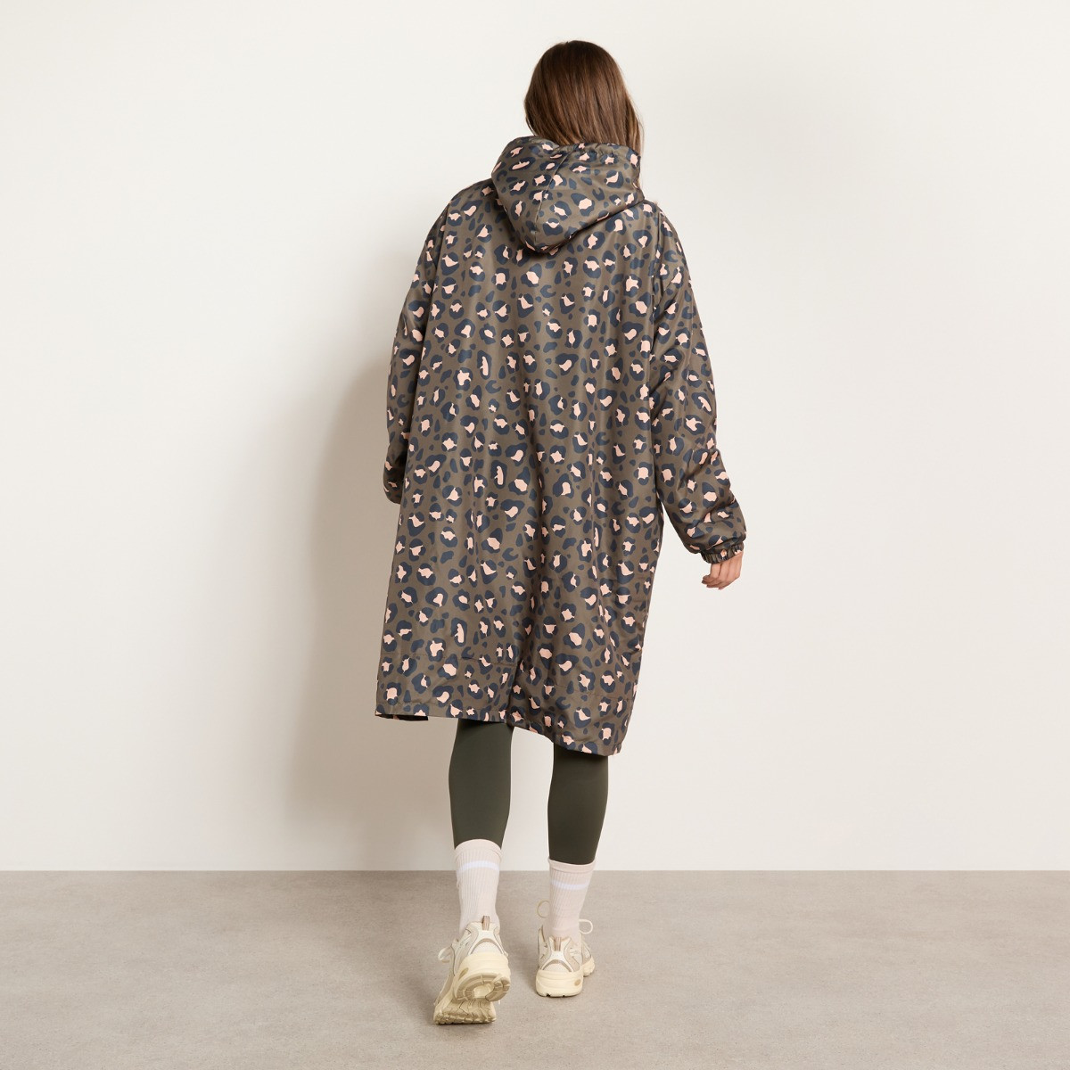 OHS Adults Water Resistant Leopard Print Sherpa Drying Robe - Khaki>