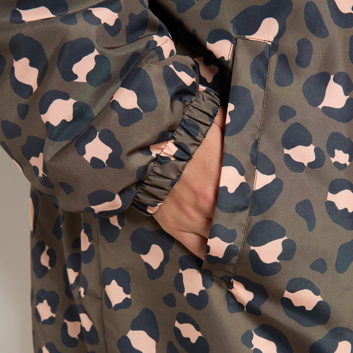 OHS Adults Water Resistant Leopard Print Sherpa Drying Robe - Khaki>