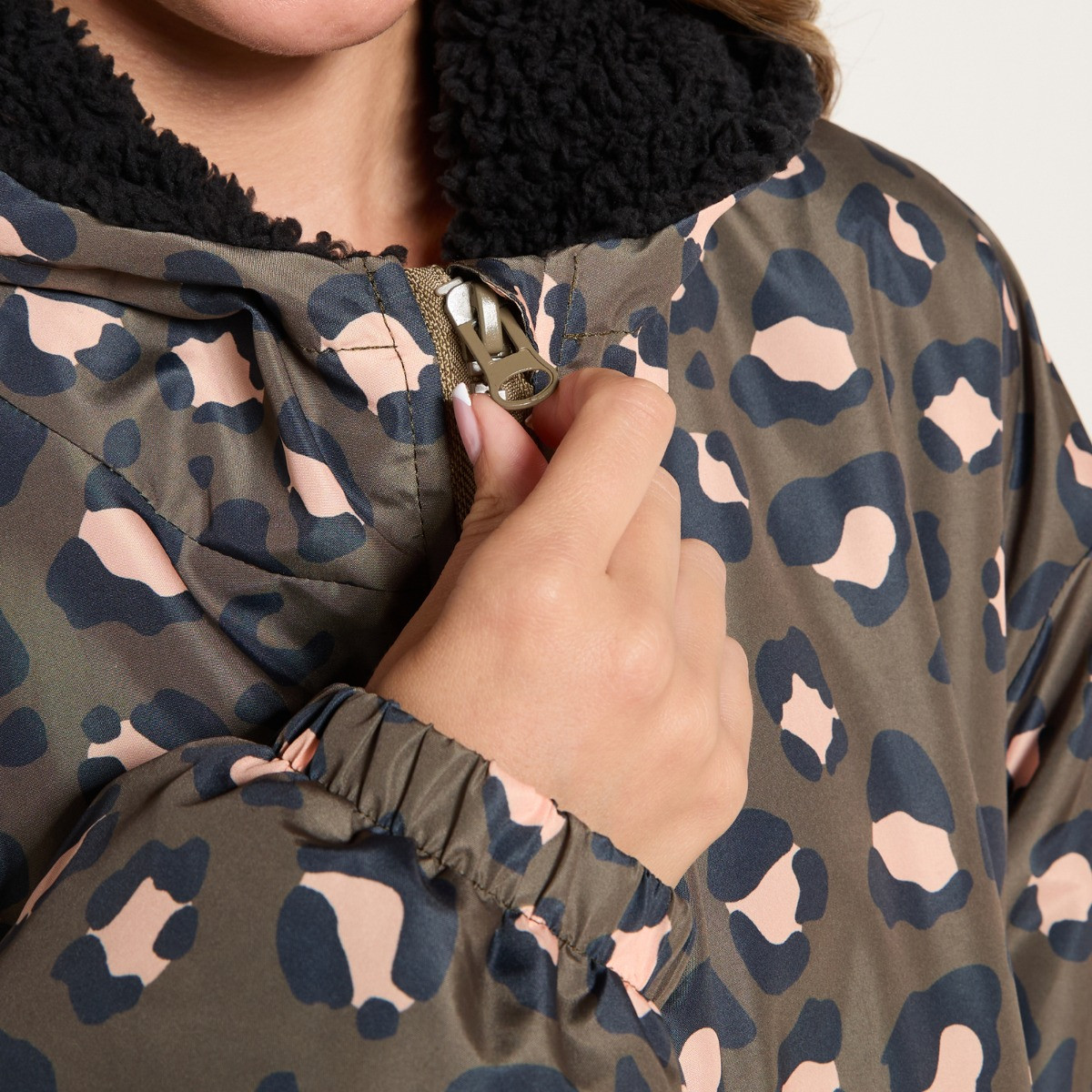 OHS Adults Water Resistant Leopard Print Sherpa Drying Robe - Khaki>