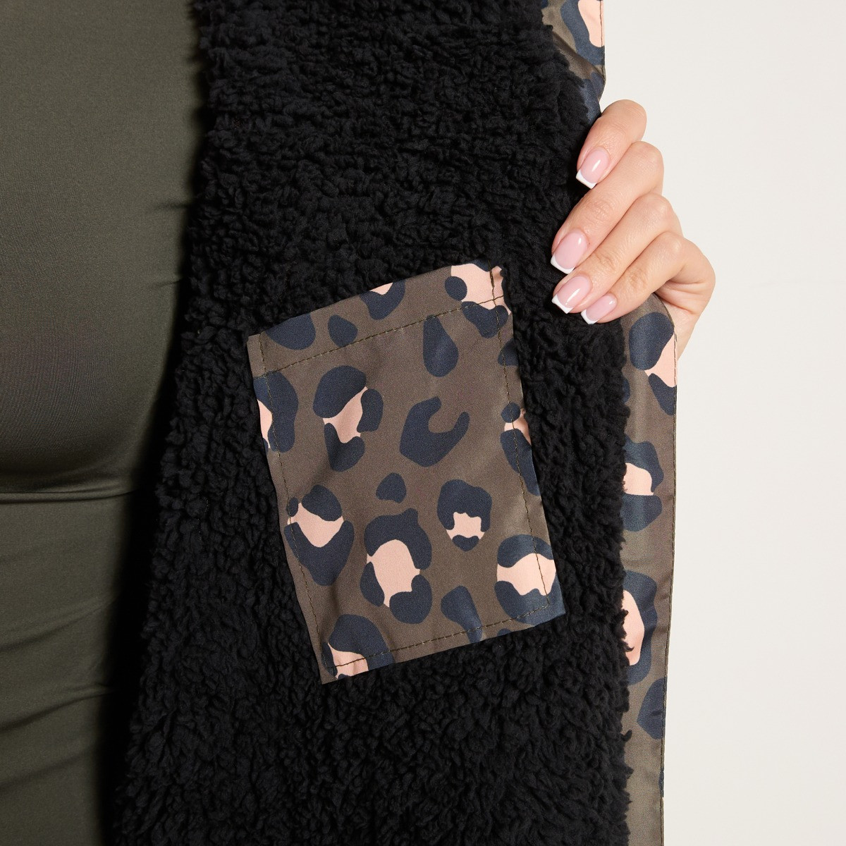 OHS Adults Water Resistant Leopard Print Sherpa Drying Robe - Khaki>
