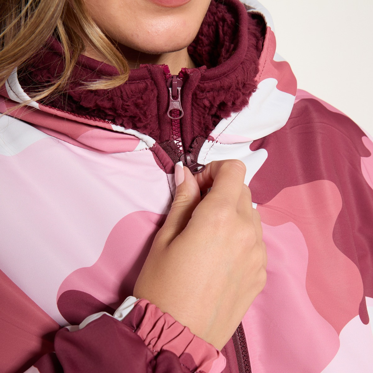 OHS Adults Water Resistant Camo Print Sherpa Drying Robe - Burgundy/Pink >