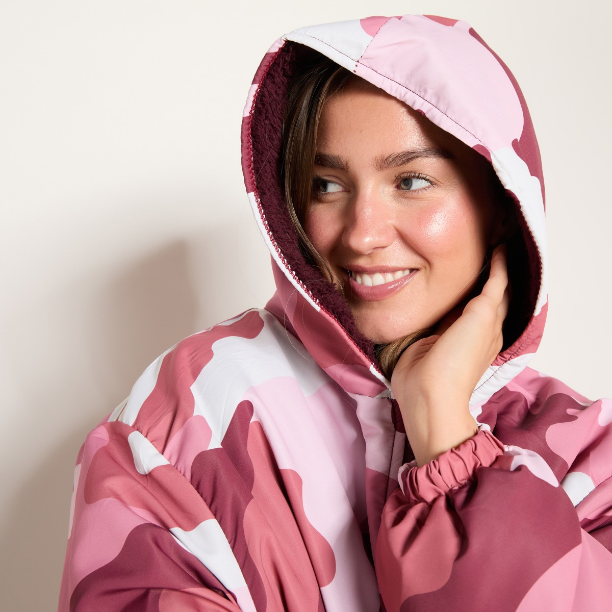 OHS Adults Water Resistant Camo Print Sherpa Drying Robe - Burgundy/Pink >