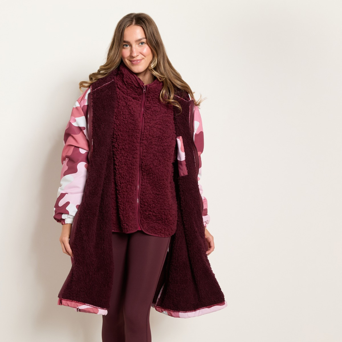 OHS Adults Water Resistant Camo Print Sherpa Drying Robe - Burgundy/Pink >