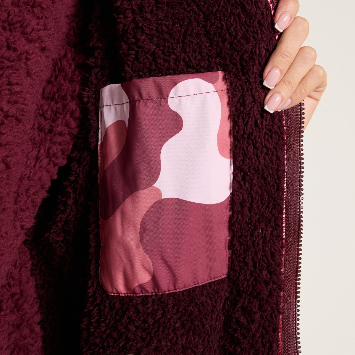 OHS Adults Water Resistant Camo Print Sherpa Drying Robe - Burgundy/Pink >