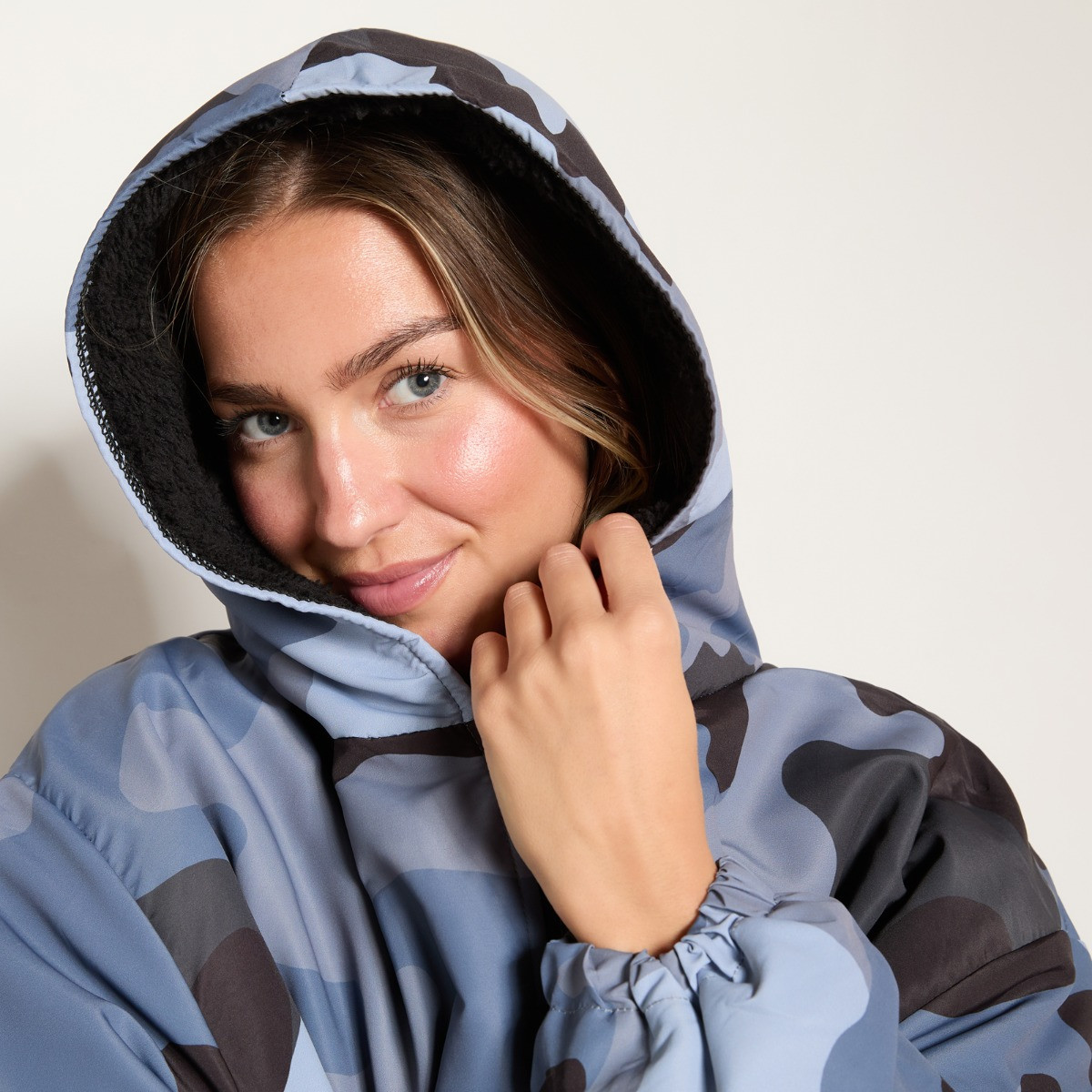 OHS Adults Water Resistant Camo Print Sherpa Drying Robe - Blue/Black>