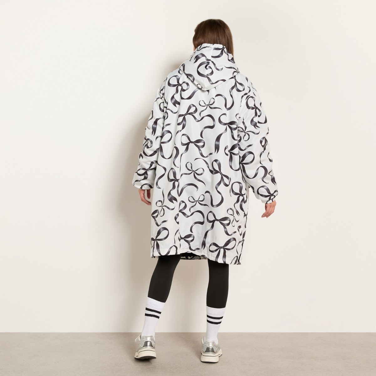 OHS Adults Water Resistant Ribbon Bow Print Sherpa Drying Robe - Monochrome>