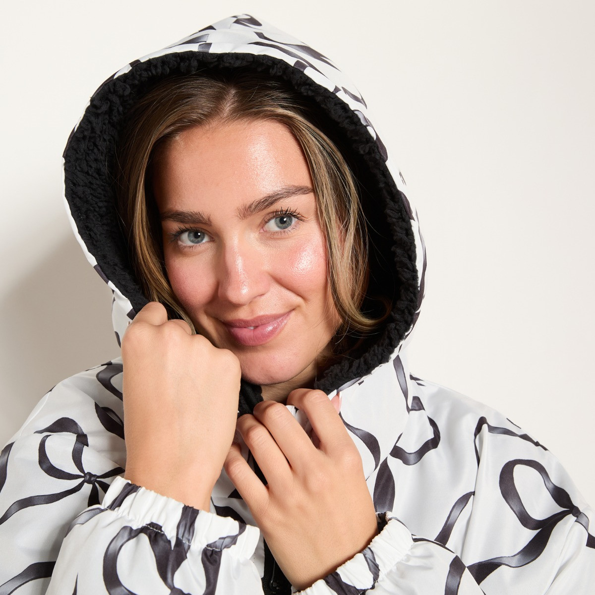 OHS Adults Water Resistant Ribbon Bow Print Sherpa Drying Robe - Monochrome>