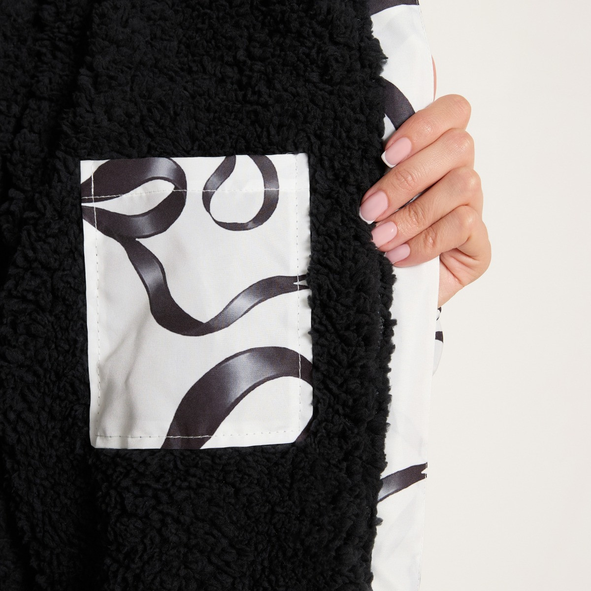 OHS Adults Water Resistant Ribbon Bow Print Sherpa Drying Robe - Monochrome>