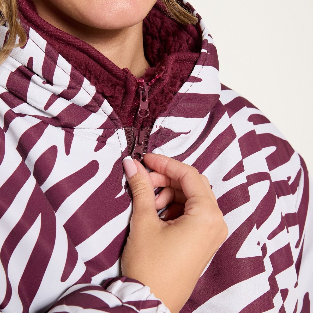 OHS Adults Water Resistant Zebra Print Sherpa Drying Robe - Burgundy>
