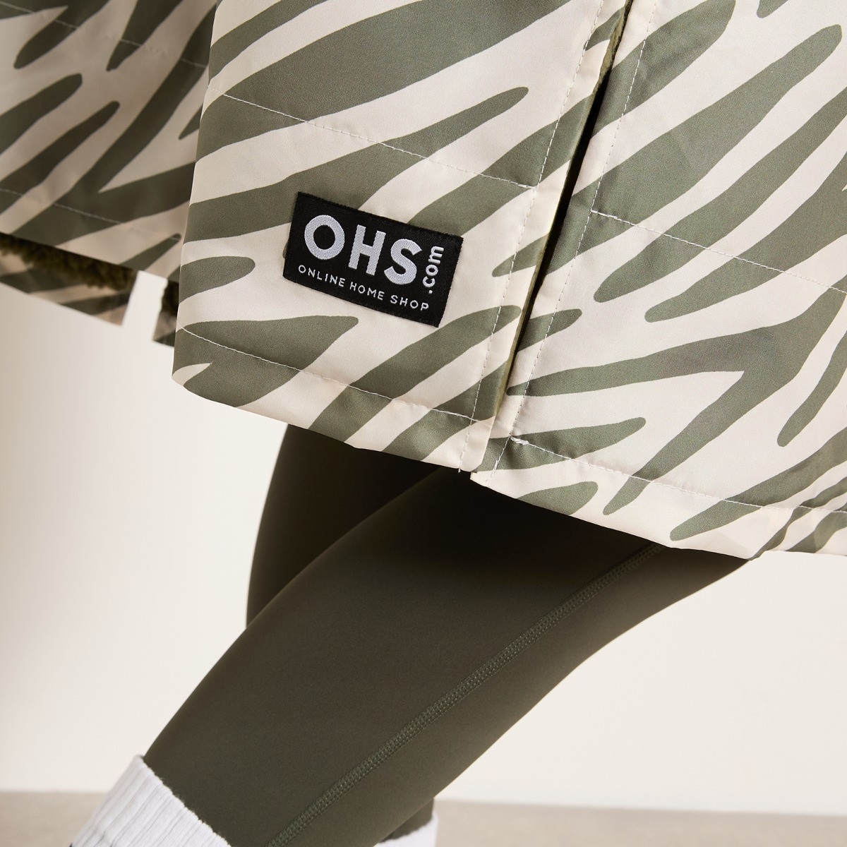 OHS Adults Water Resistant Zebra Print Sherpa Drying Robe - Green/White>