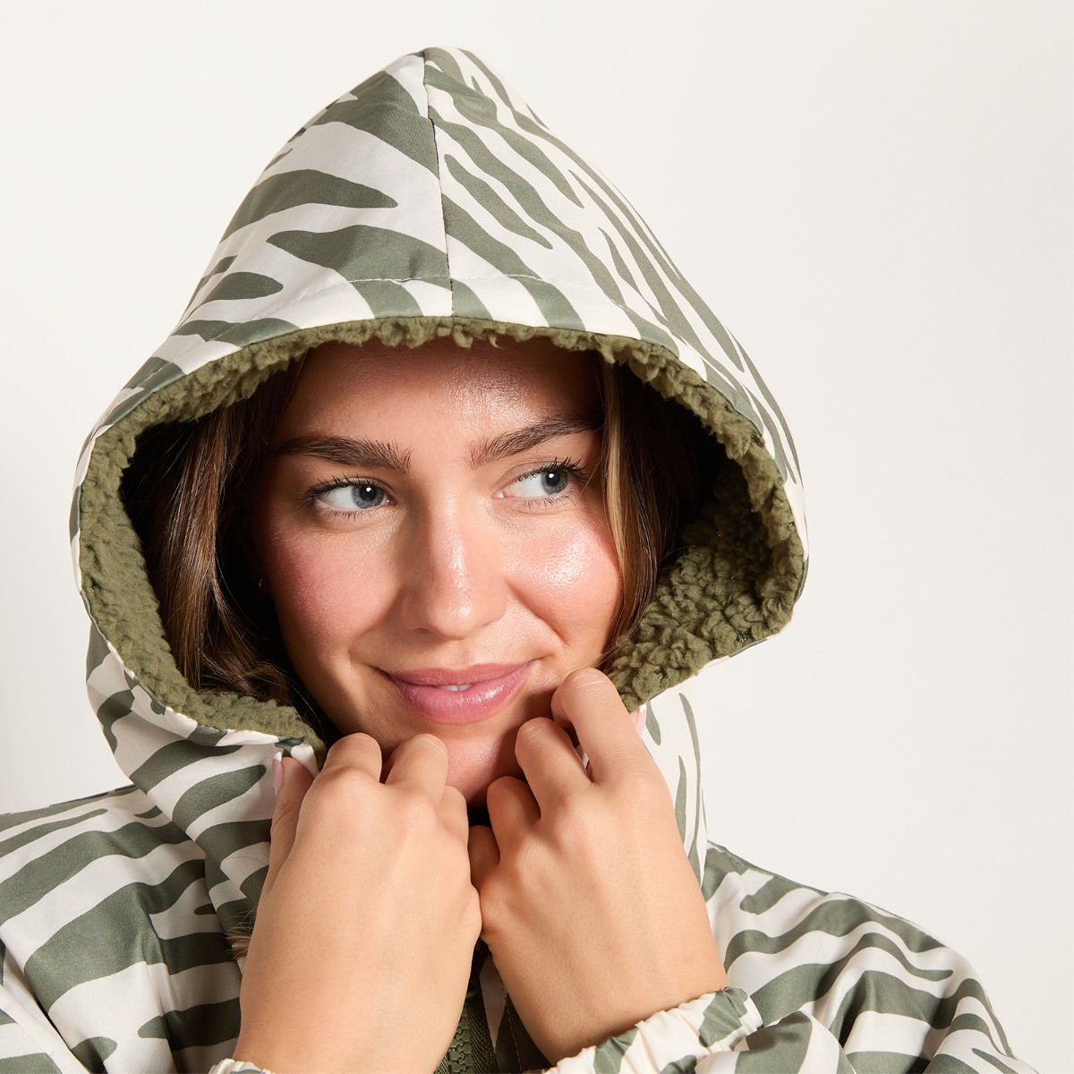 OHS Adults Water Resistant Zebra Print Sherpa Drying Robe - Green/White>