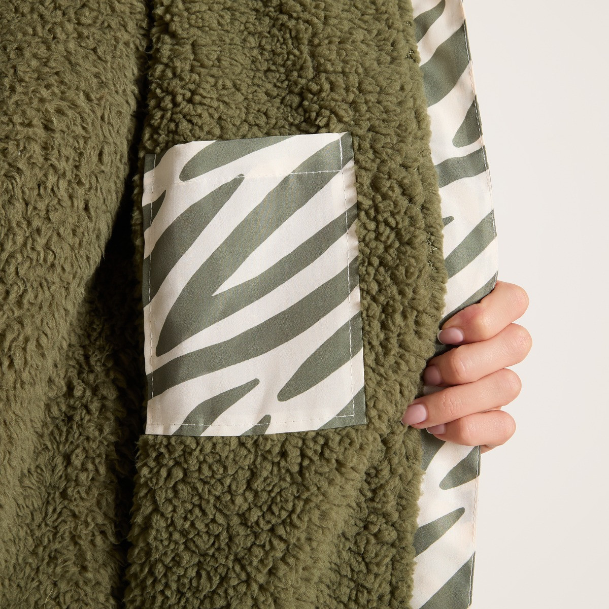 OHS Adults Water Resistant Zebra Print Sherpa Drying Robe - Green/White>