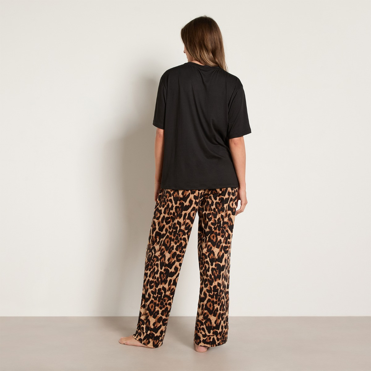 OHS Supersoft Leopard Bow Print T-Shirt Pyjama Set - Natural/Black>