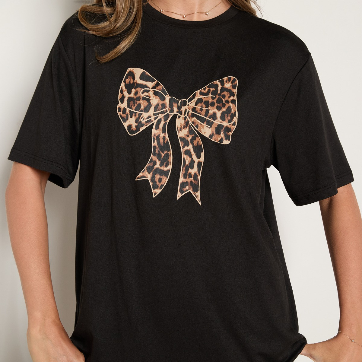 OHS Supersoft Leopard Bow Print T-Shirt Pyjama Set - Natural/Black>