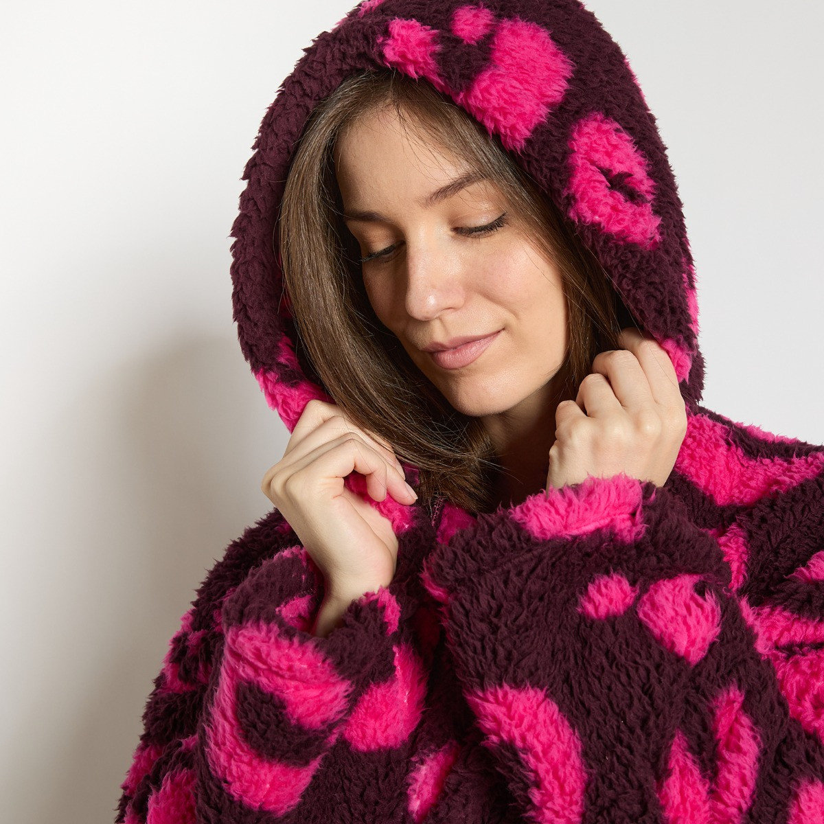 OHS Abstract Leopard Teddy Fleece Floor Length Dressing Gown - Burgundy/Hot Pink>