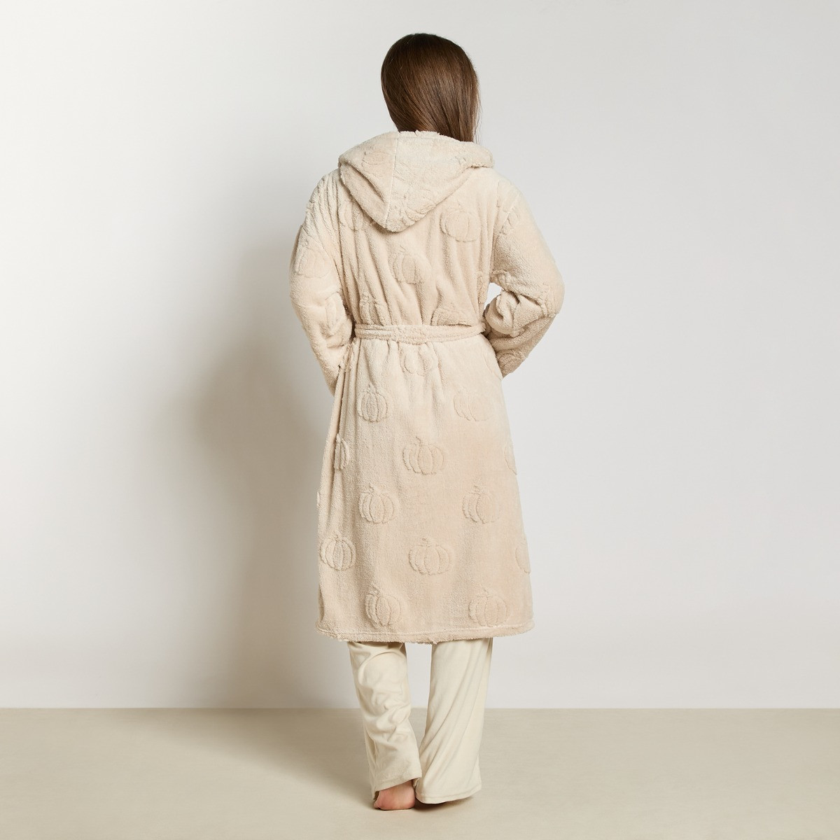 OHS Tufted Pumpkin Fleece Dressing Gown - Cream>