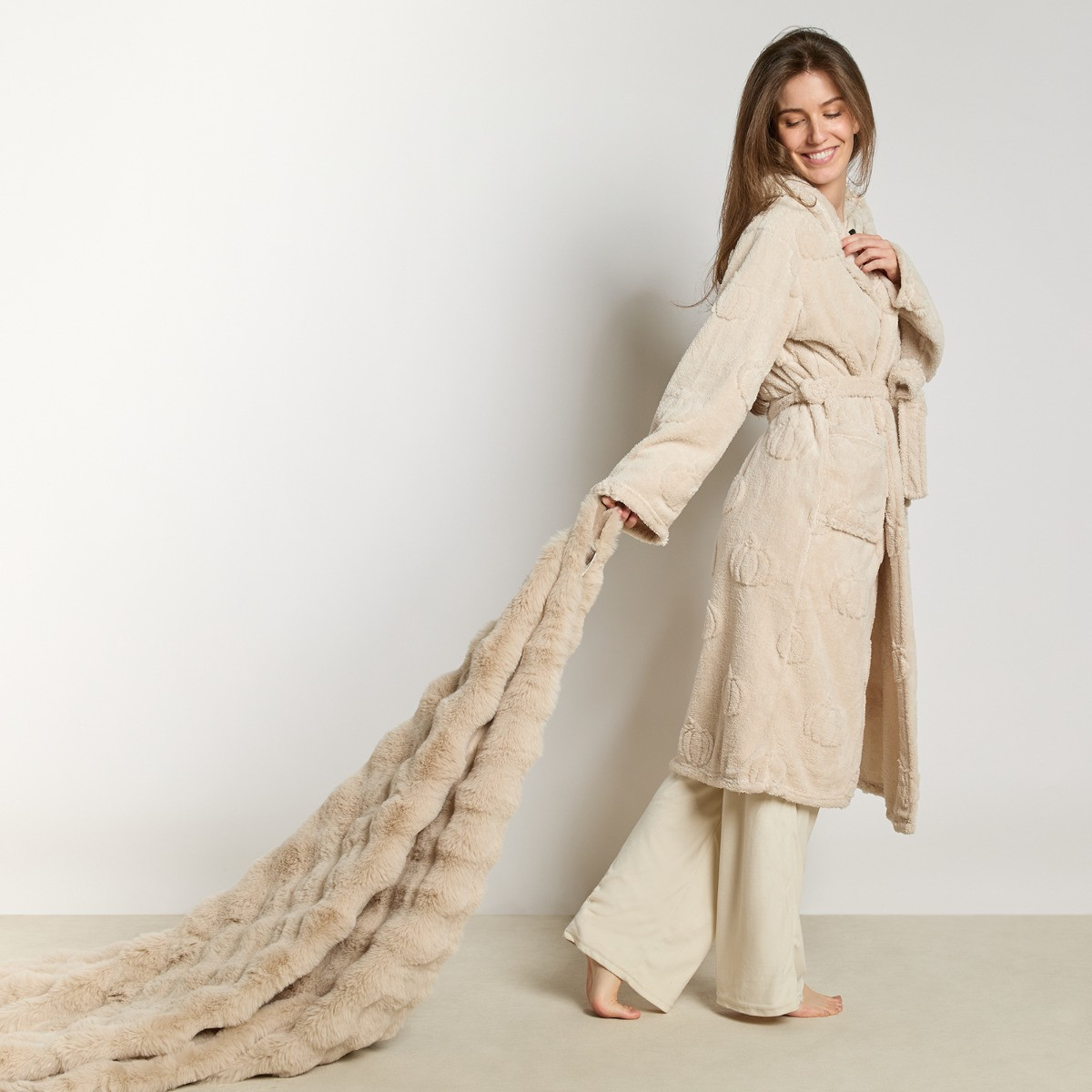 OHS Tufted Pumpkin Fleece Dressing Gown - Cream>