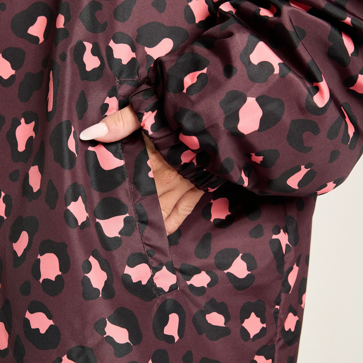 OHS Adults Water Resistant Leopard Print Sherpa Drying Robe - Burgundy>