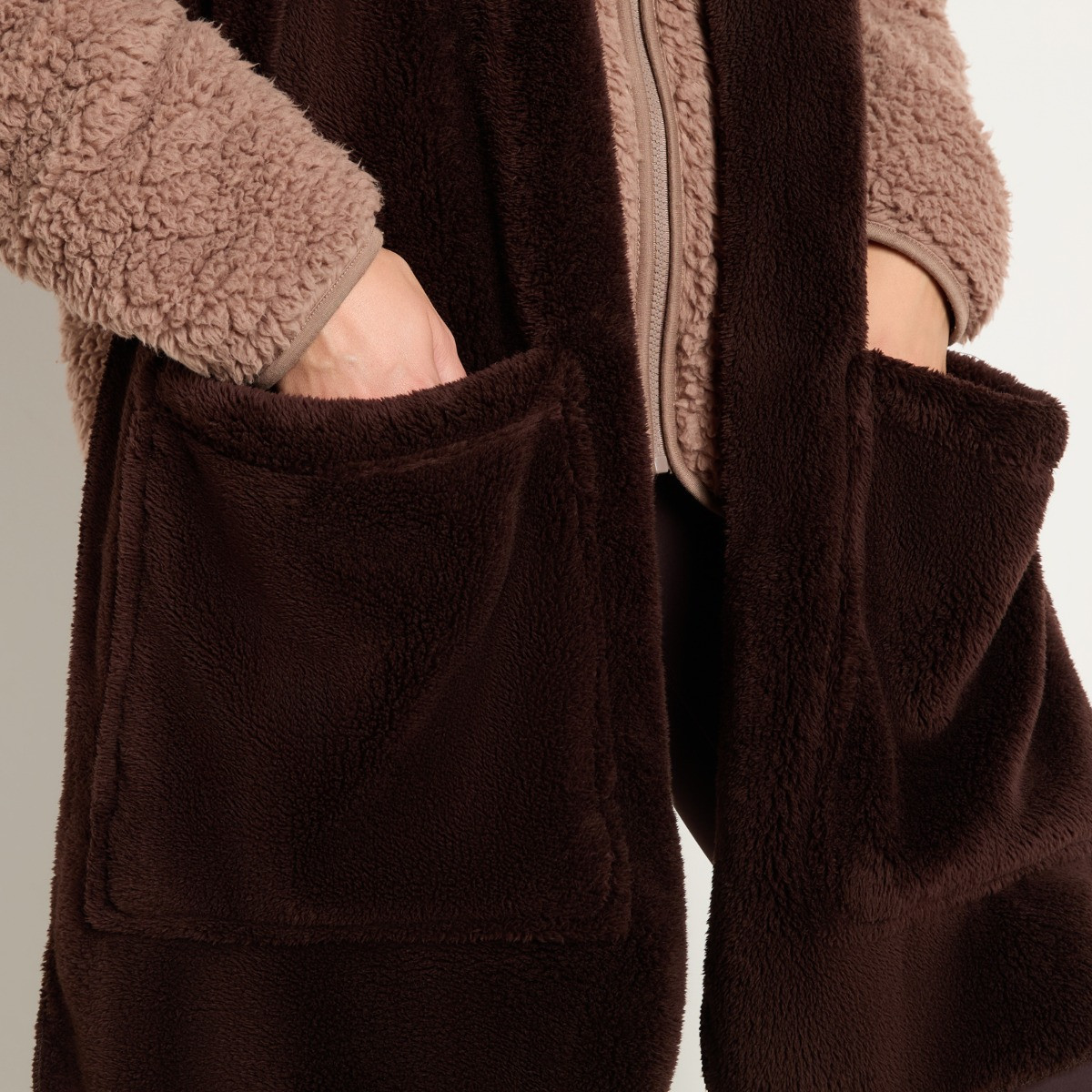 OHS Teddy Fleece Pocket Scarf - Chocolate>