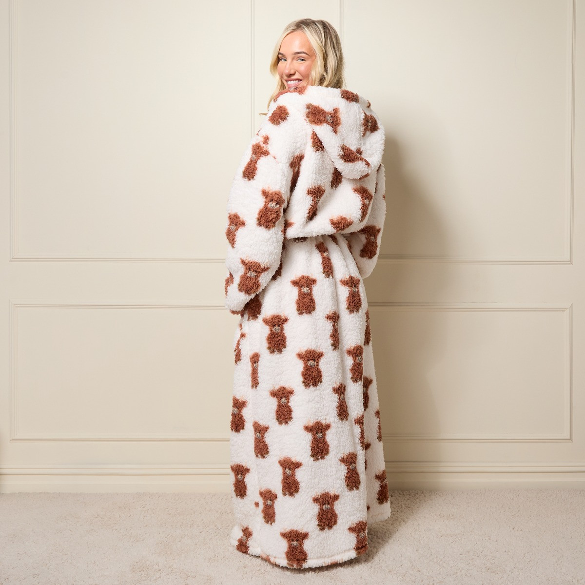 OHS Harry the Highland Cow Print Teddy Fleece Floor Length Dressing Gown - Cream>