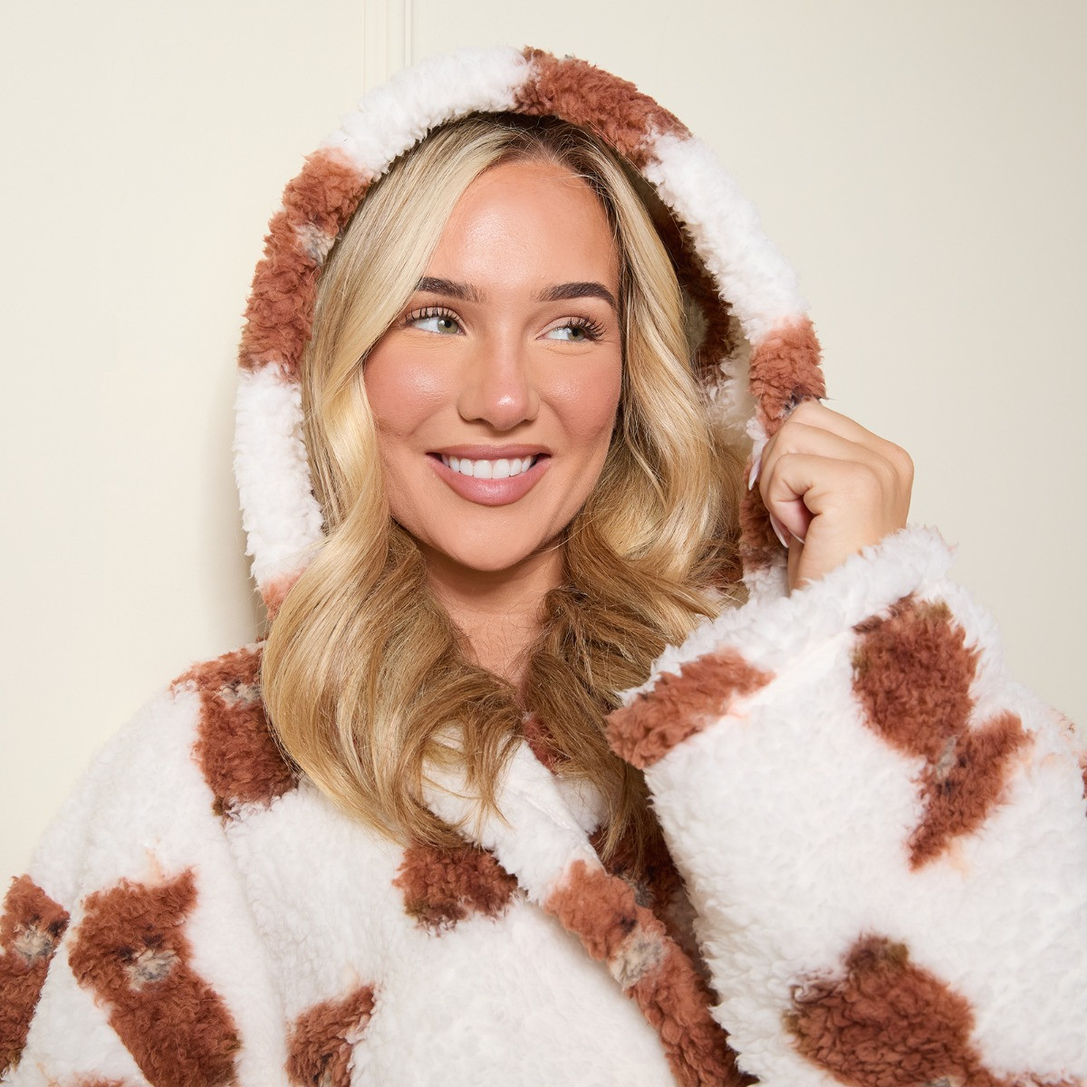 OHS Harry the Highland Cow Print Teddy Fleece Floor Length Dressing Gown - Cream>