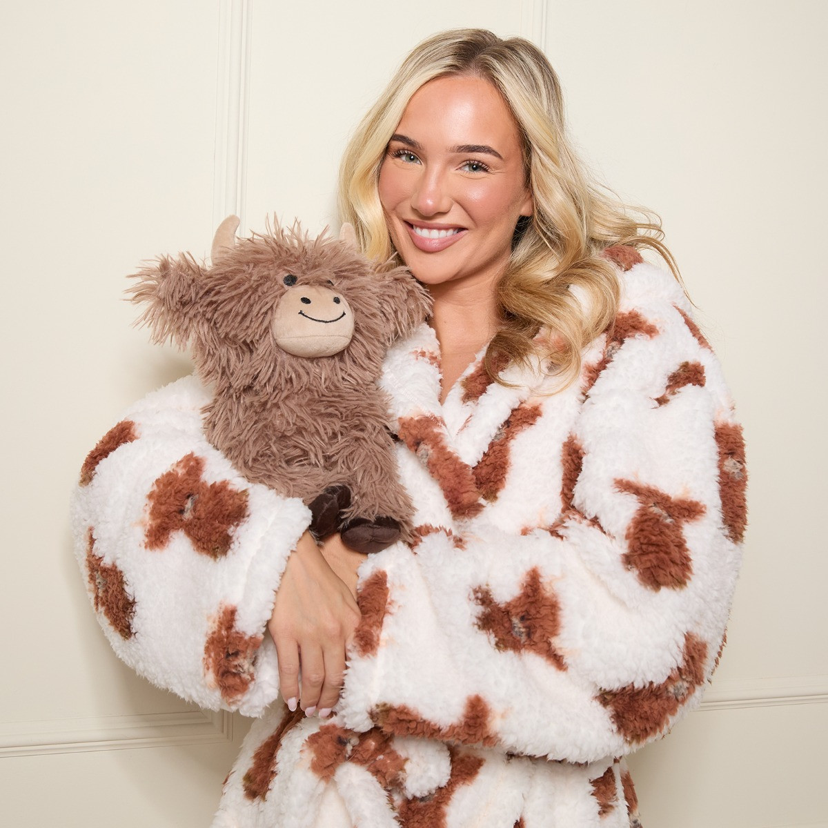 OHS Harry the Highland Cow Print Teddy Fleece Floor Length Dressing Gown - Cream>