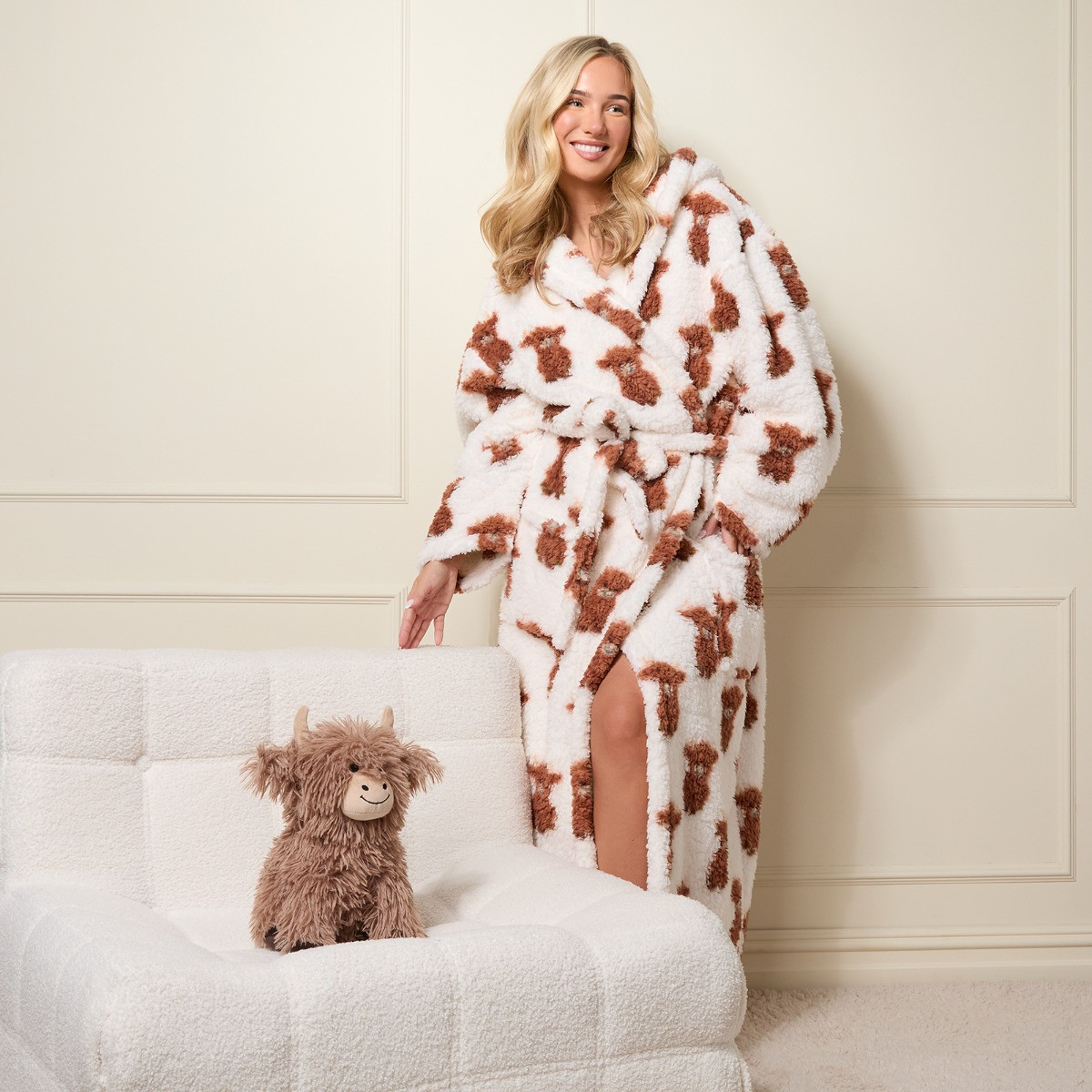 OHS Harry the Highland Cow Print Teddy Fleece Floor Length Dressing Gown - Cream>