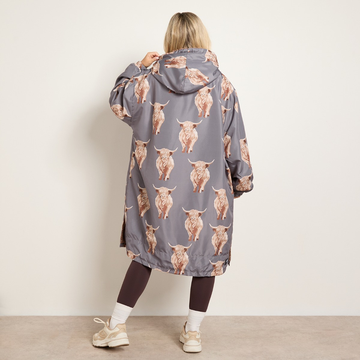 OHS Adults Water Resistant Sherpa Harry the Highland Cow Print Drying Robe - Grey/Brown >